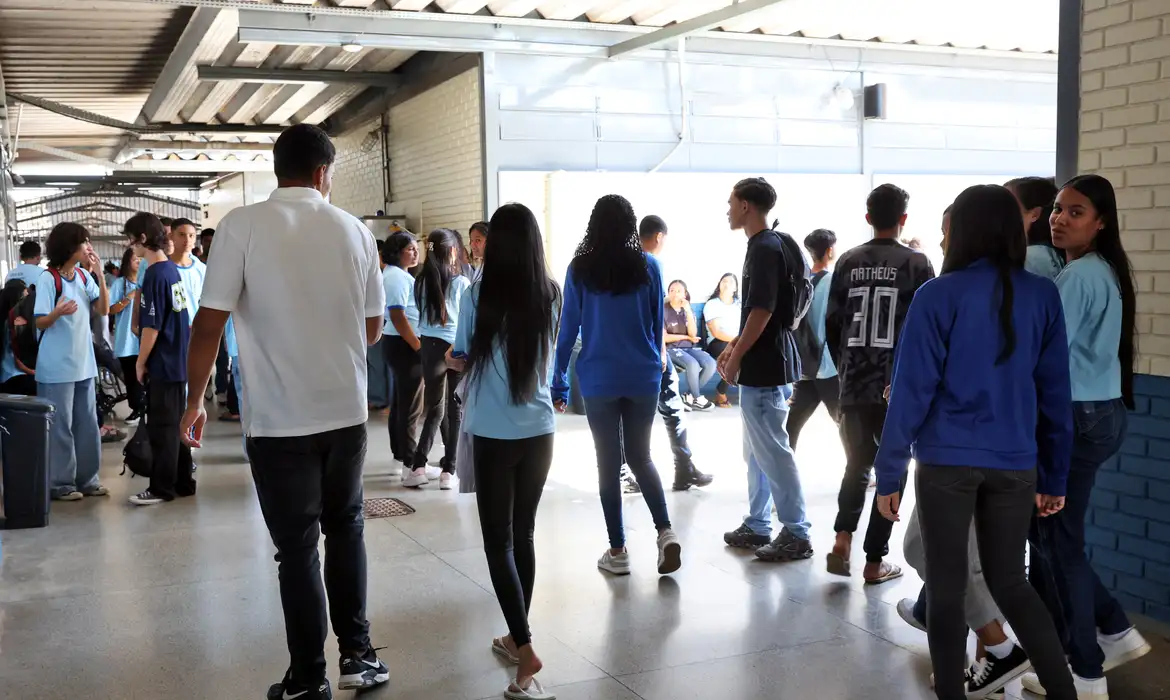 Pé-de-Meia paga R$ 200 a nascidos em novembro e dezembro nesta segunda