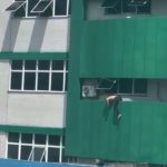 Homem pendurado na sacada do Hospital 28 de Agosto em Manaus