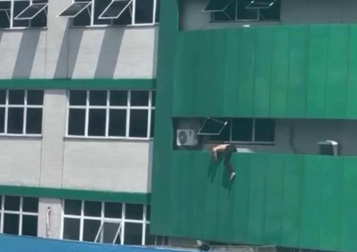 Vídeo mostra homem pendurado na sacada do Hospital 28 de Agosto, em Manaus