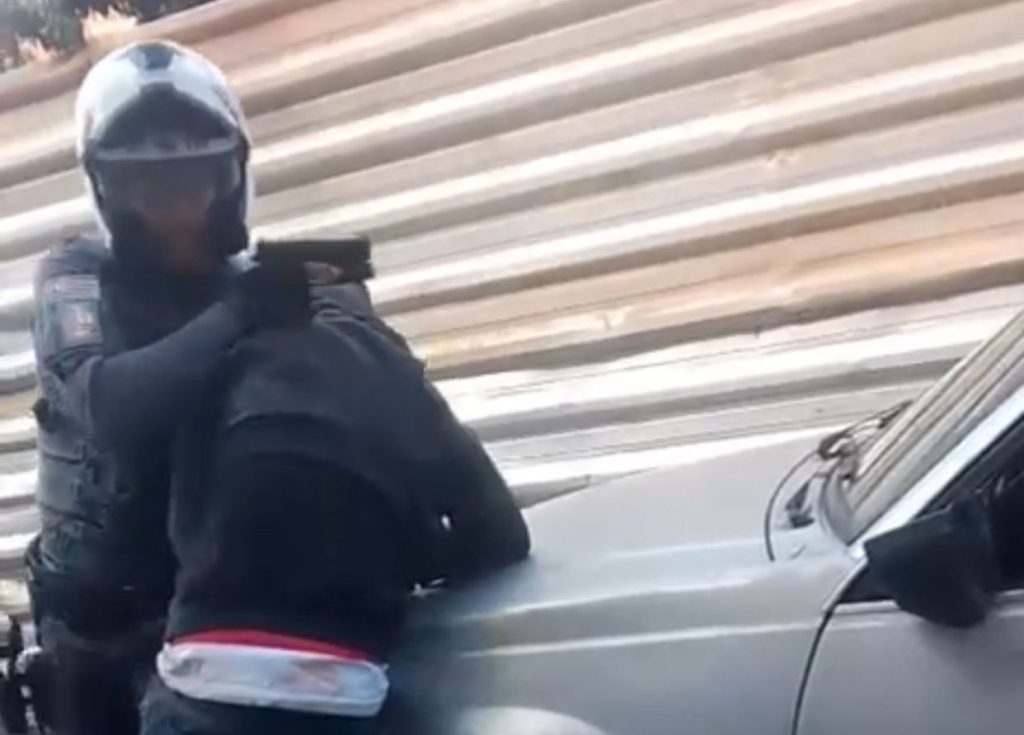 Policial militar em atendimento após ser baleado em Paraisópolis, São Paulo