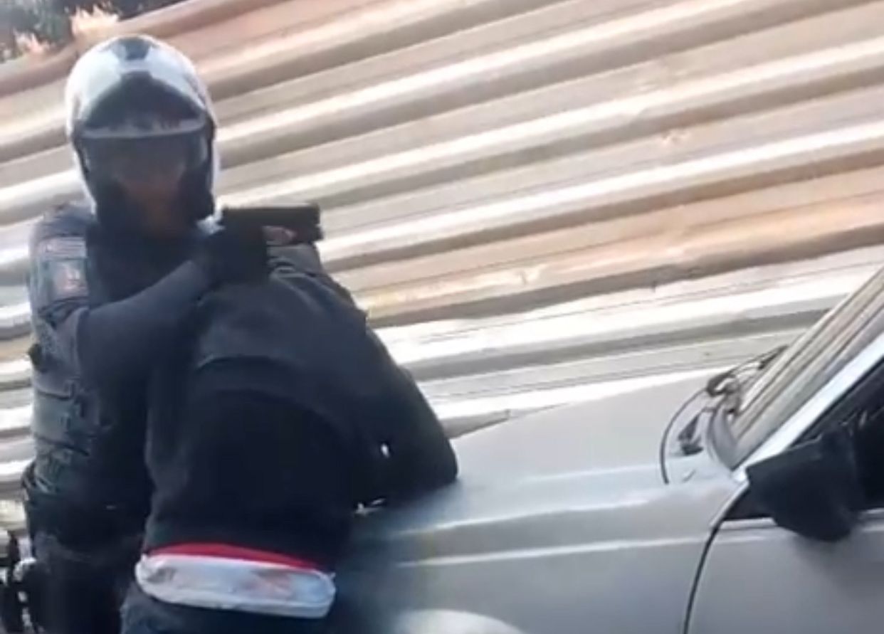 Vídeo mostra PM sendo baleado no pescoço durante abordagem; veja
