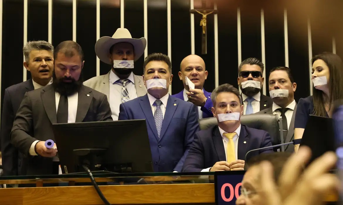 Motim impede abertura de sessões no Congresso