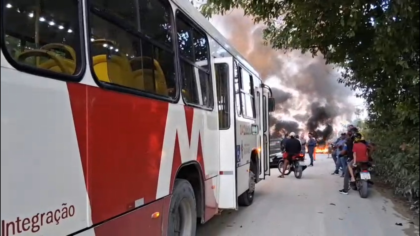 VÍDEO: Moradores bloqueiam Ramal do Brasileirinho em protesto