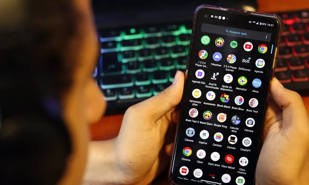 Câmara aprova urgência de projeto que combate adultização nas redes