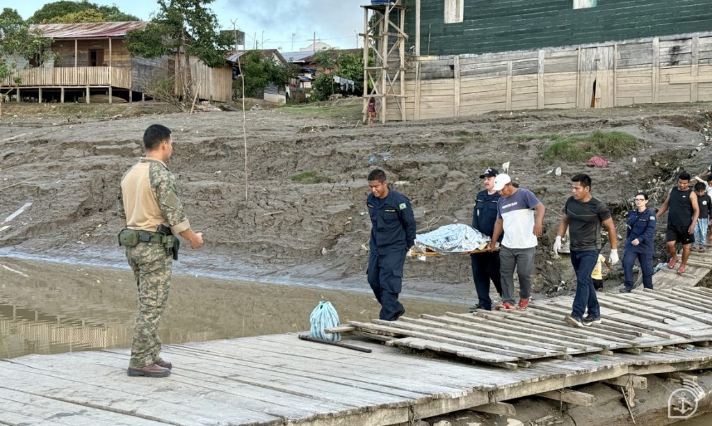 Equipe da Marinha faz remoção de paciente em comunidade indígena no Amazonas para transporte de lancha até hospital – Imagem: Primeiro-Tenente (Temporário) Victor Cruz Fonte: Agência Marinha de Notícias