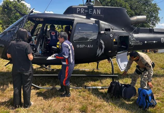 Equipe aérea da SSP-AM durante resgate aeromédico de bebê com bronquiolite em Manaus