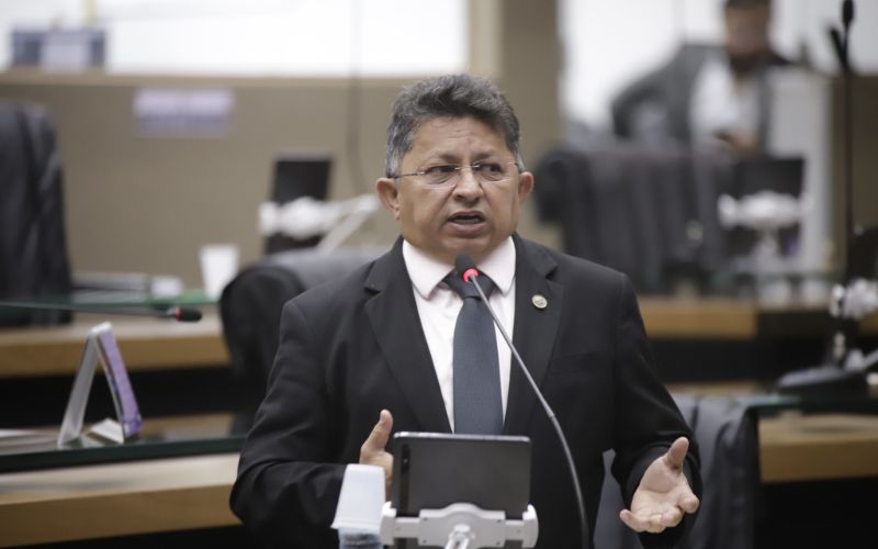 Ao lado de Janja, Sinésio Campos é vaiado em evento na Ufam