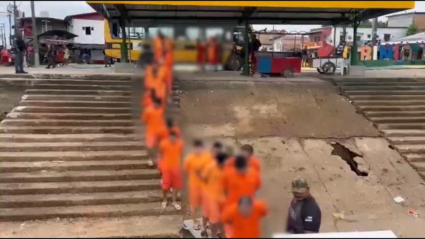 Vídeo mostra transferência de 46 presos de delegacia superlotada em Uarini para Manaus