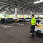 Agente de trânsito do IMMU realizando fiscalização em combate ao uso irregular de vagas especiais em supermercado