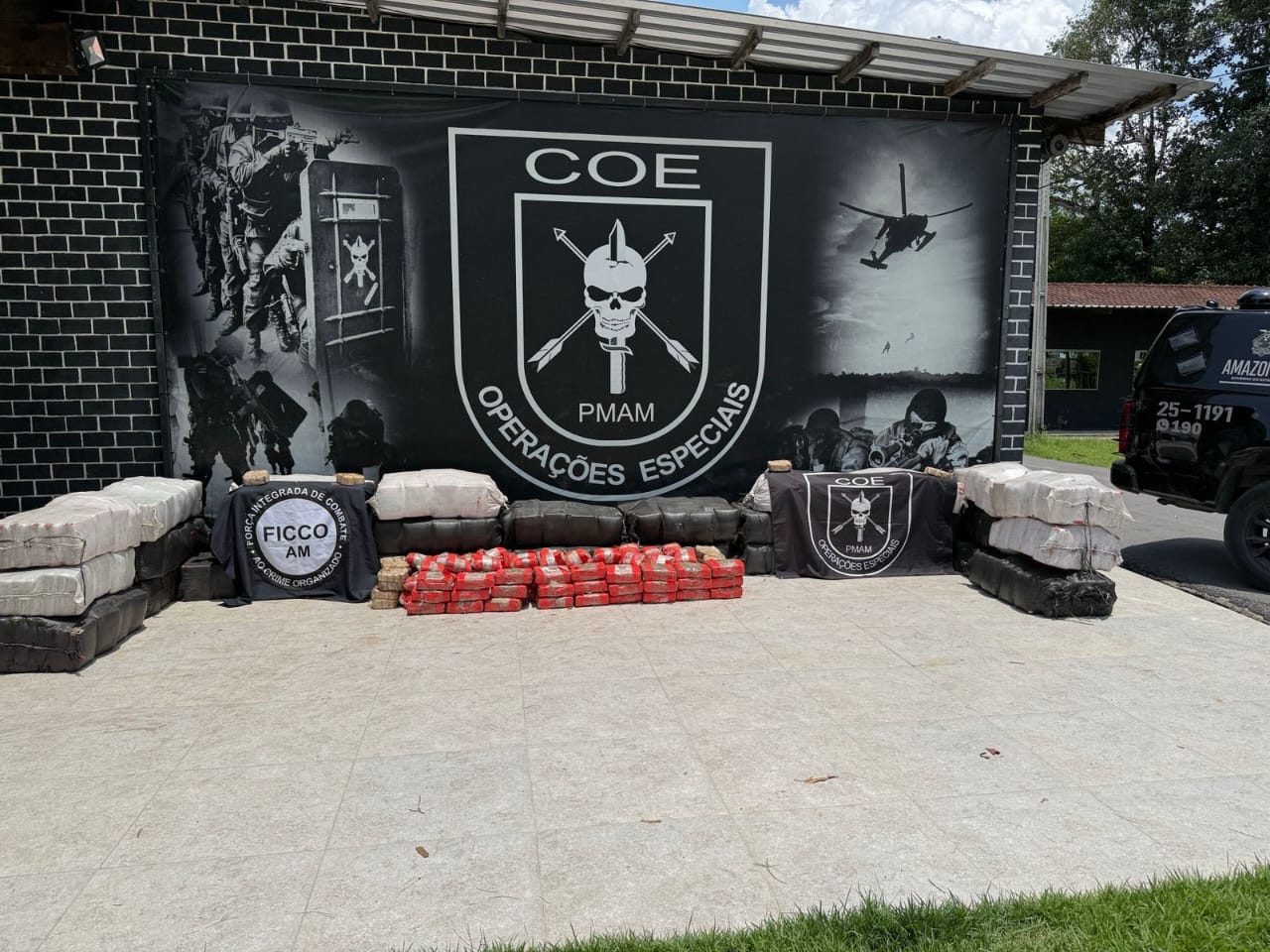 Operação apreende 29 sacos de maconha e cocaína em embarcação no AM