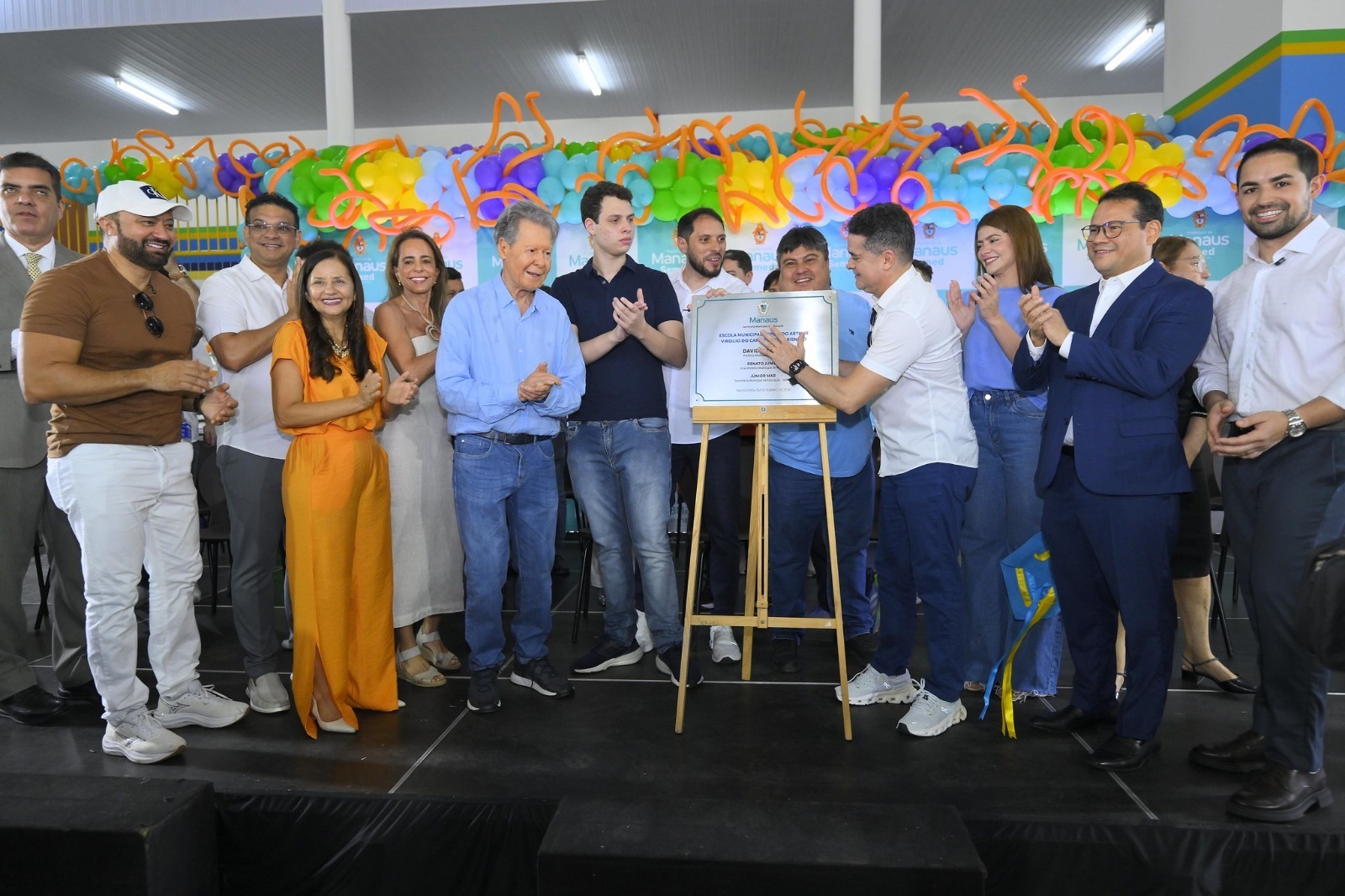 Ao lado de Arthur, David inaugura escola em homenagem a Bisneto