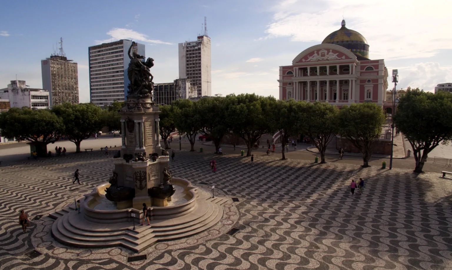 Moda amazônica ganha protagonismo em desfile no Largo de São Sebastião