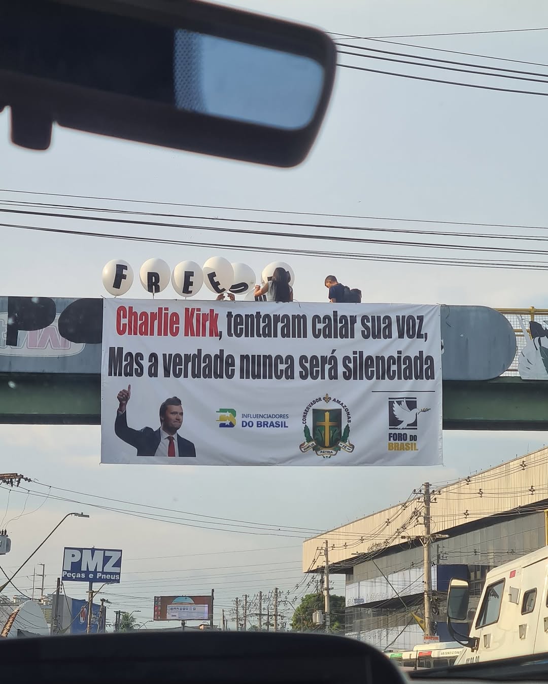 Movimento de Direita exibe cartaz em apoio a Charlie Kirk em Manaus