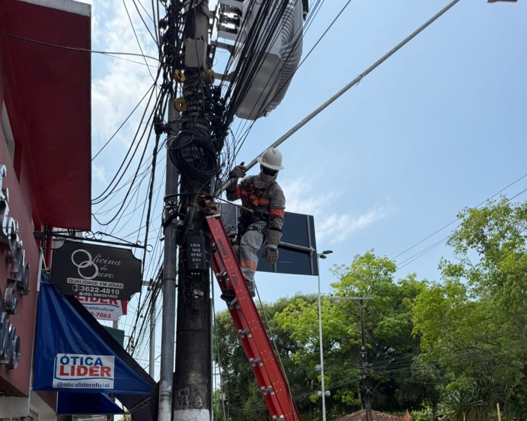 Retirada de fios e cabos no Centro de Manaus