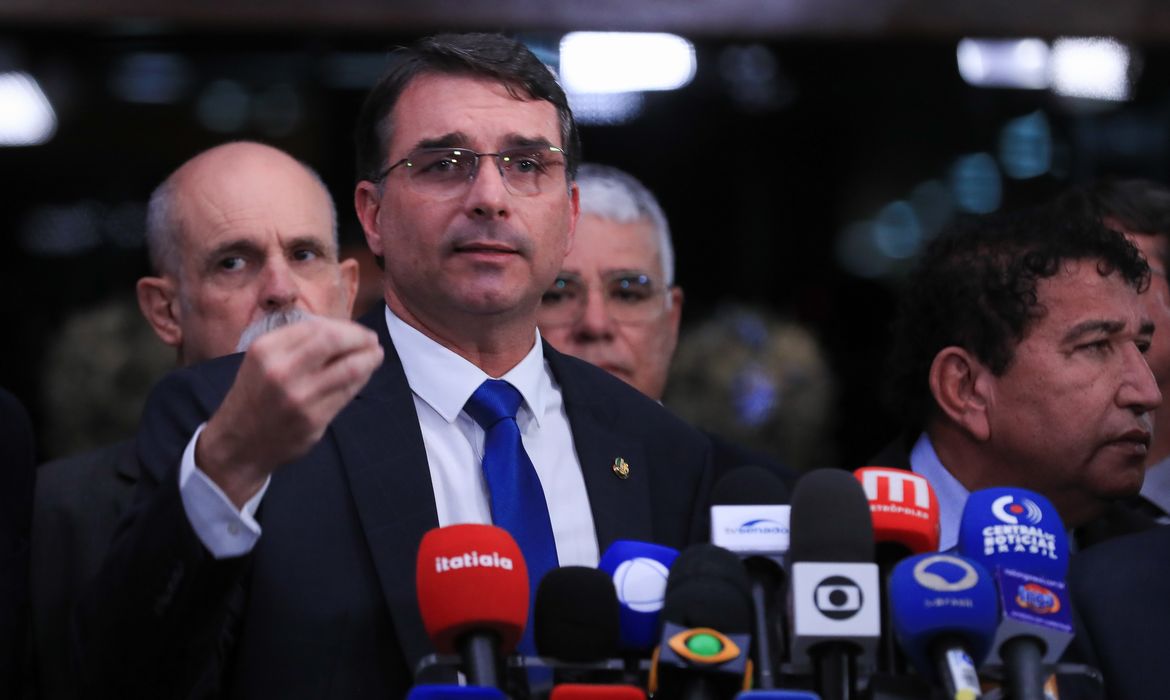 VÍDEO: Flávio diz que Bolsonaro ficou 10 segundos sem respirar