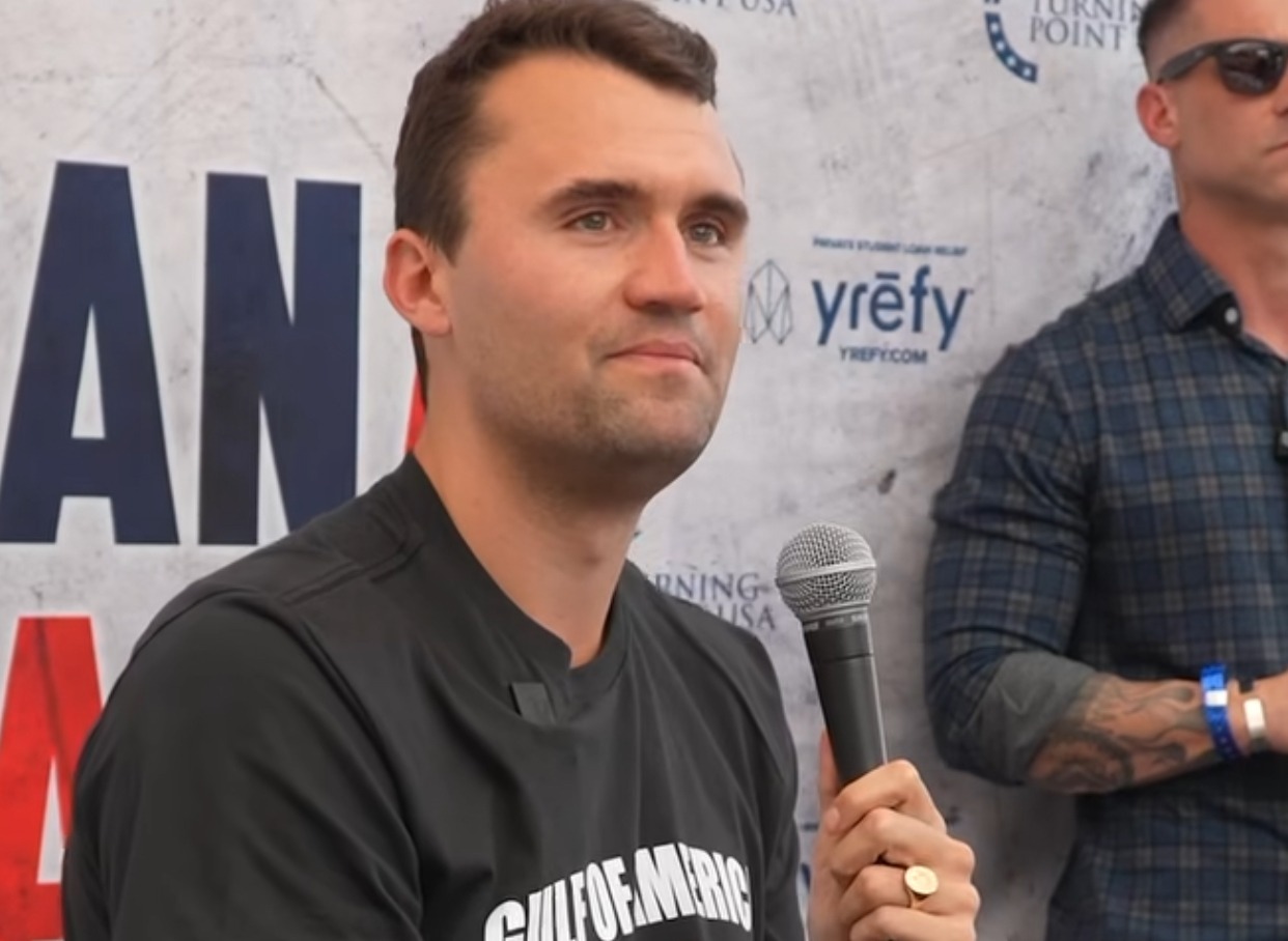 Aliado de Trump morre após ser baleado em universidade nos EUA