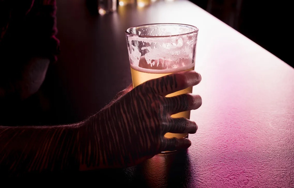 Três mortes são investigadas após consumo de bebida com metanol