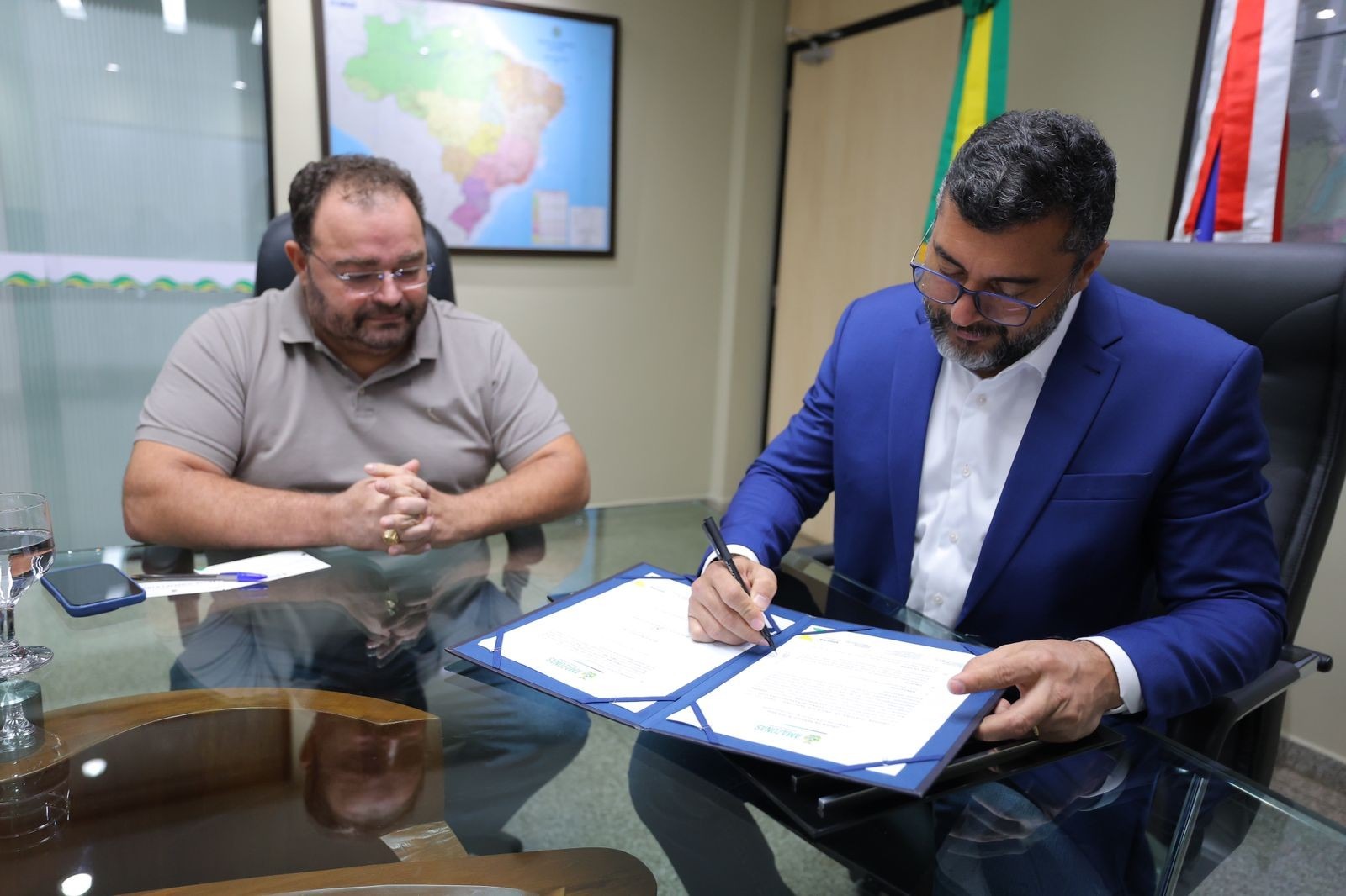 Wilson Lima assina ordem de serviço para recuperação viária em Boca do Acre