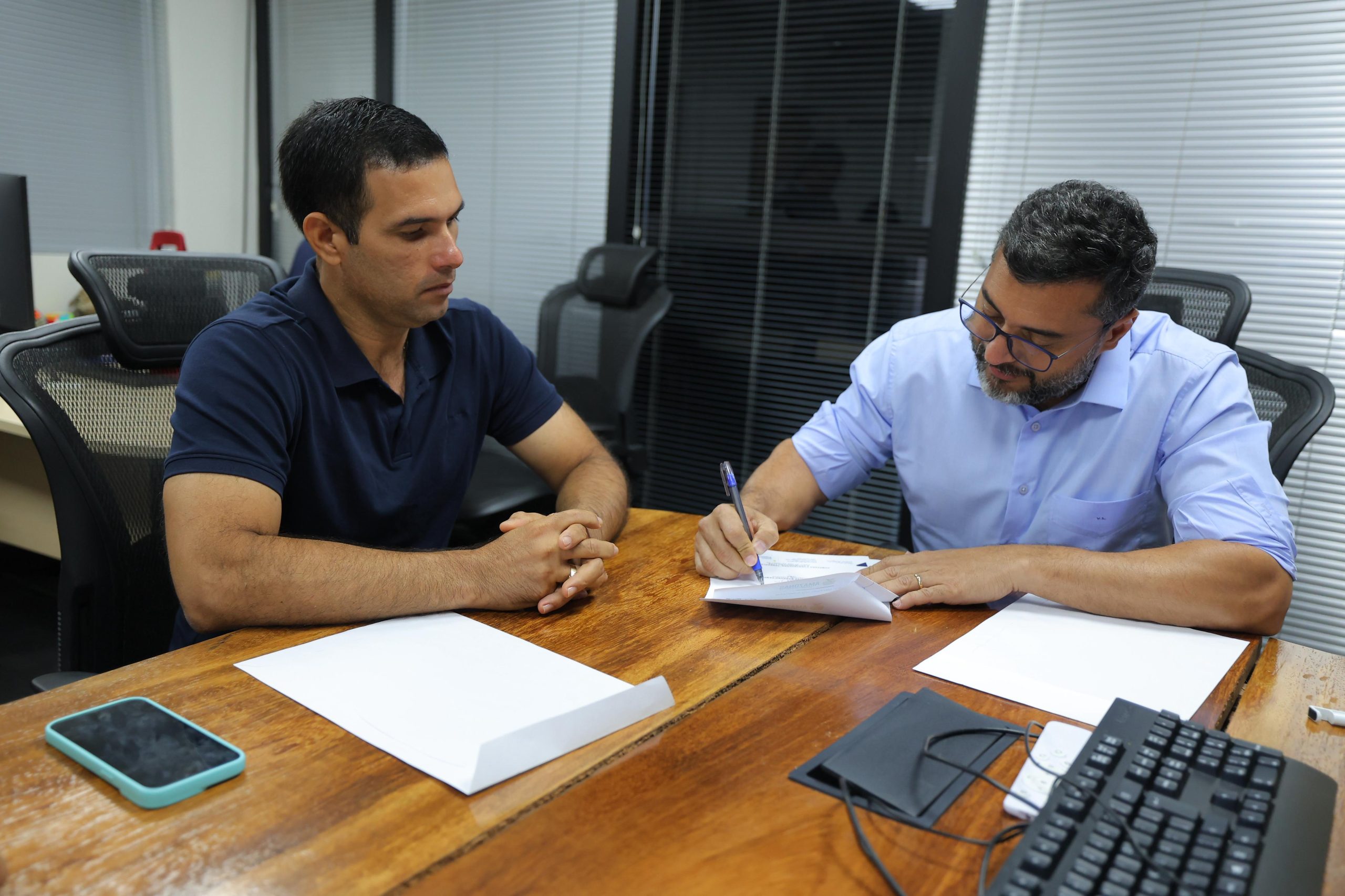 Wilson Lima anuncia pavimentação de estrada em Fonte Boa e reforma de estádio em Japurá