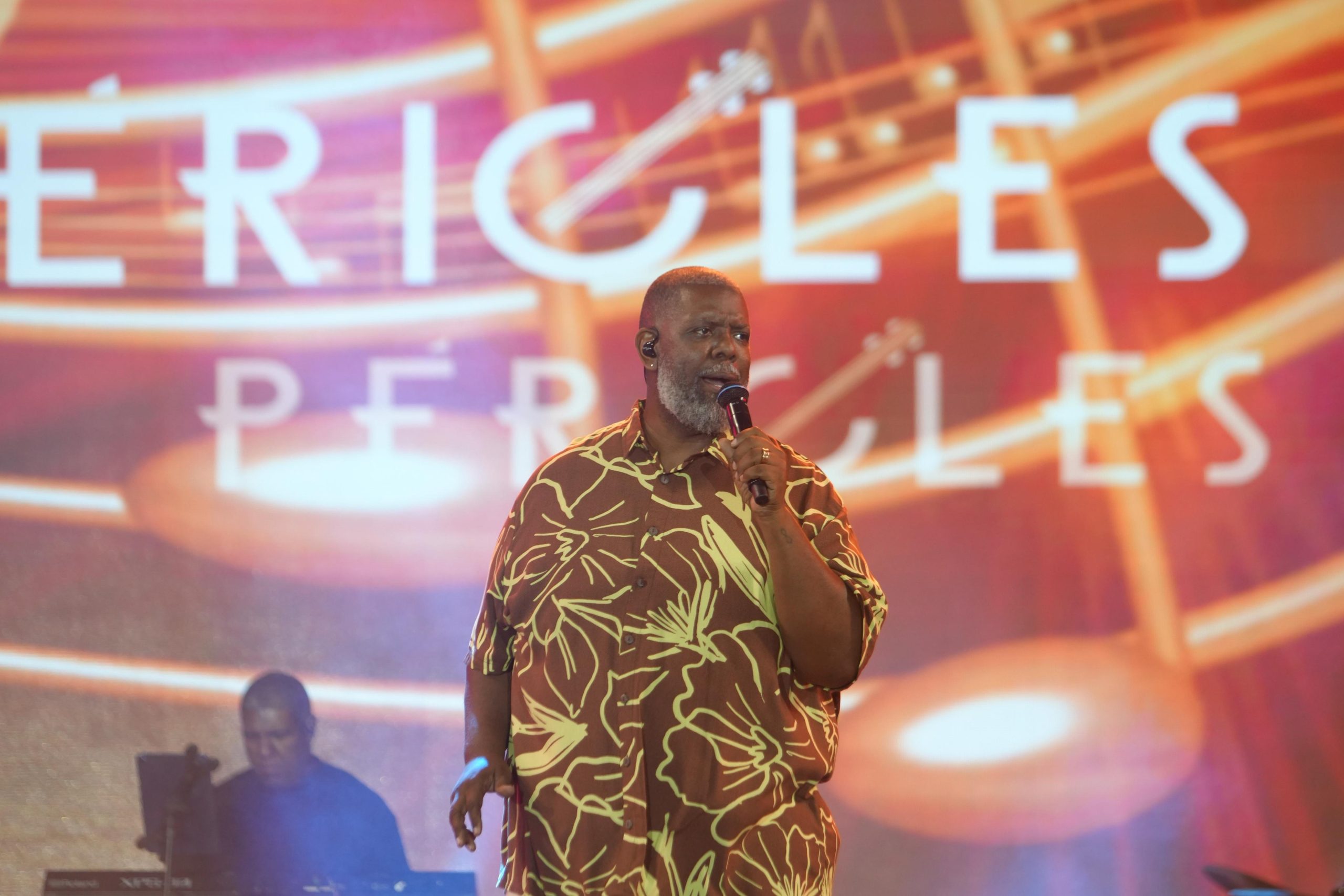 Péricles emociona público no ‘Sou Manaus 2025’ com sucessos que marcaram gerações