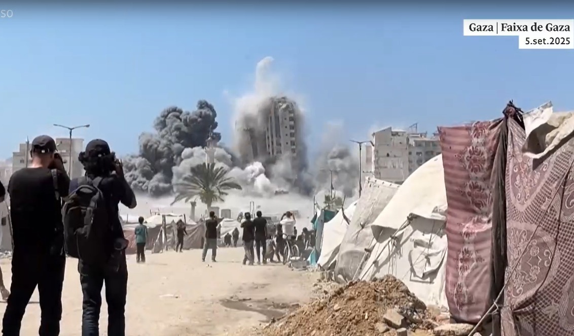 Israel bombardeia prédio em Gaza durante ofensiva militar