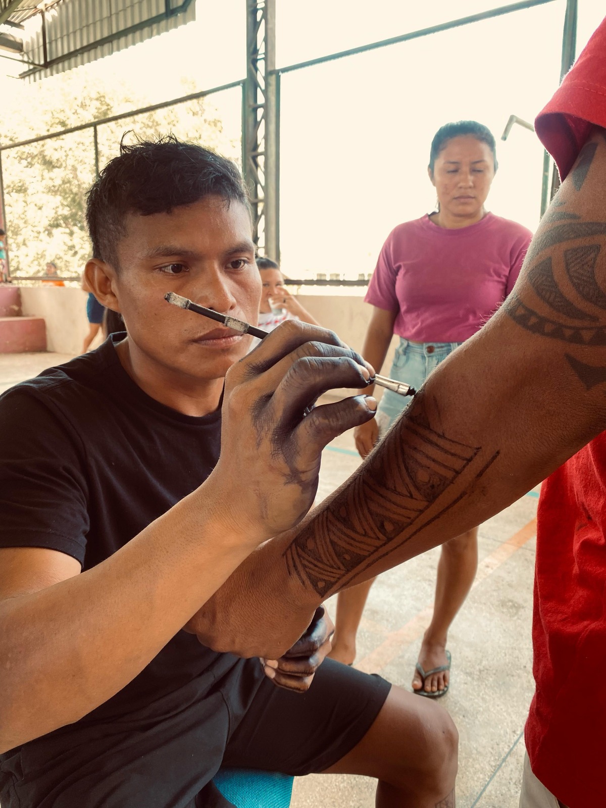 Identidade ancestral e resistência: os grafismos indígenas e o racismo diário