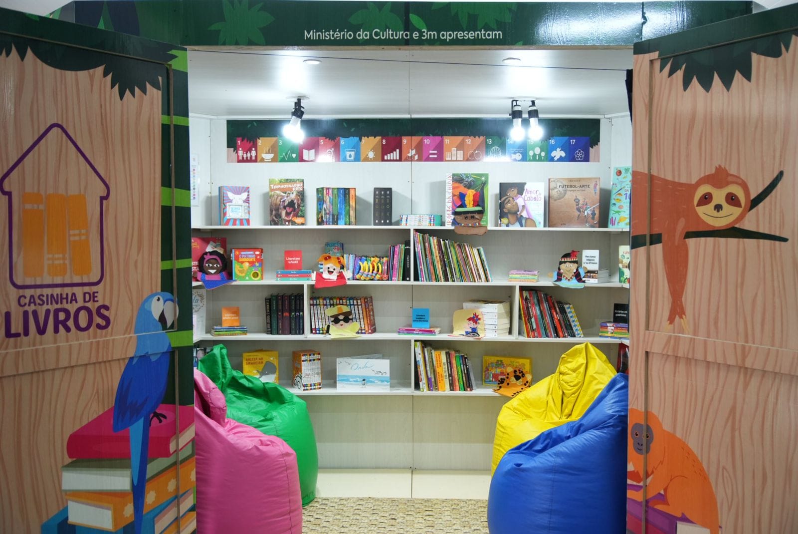 Manaus recebe Projeto Casinha de Livros em escola indígena