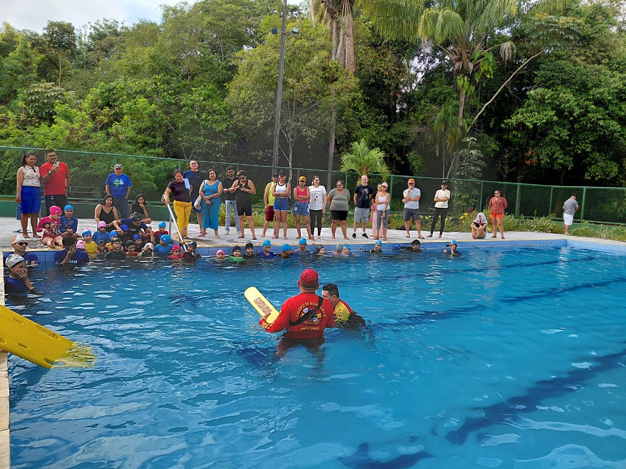 Marinha realiza aula de prevenção de afogamentos para crianças em Manaus