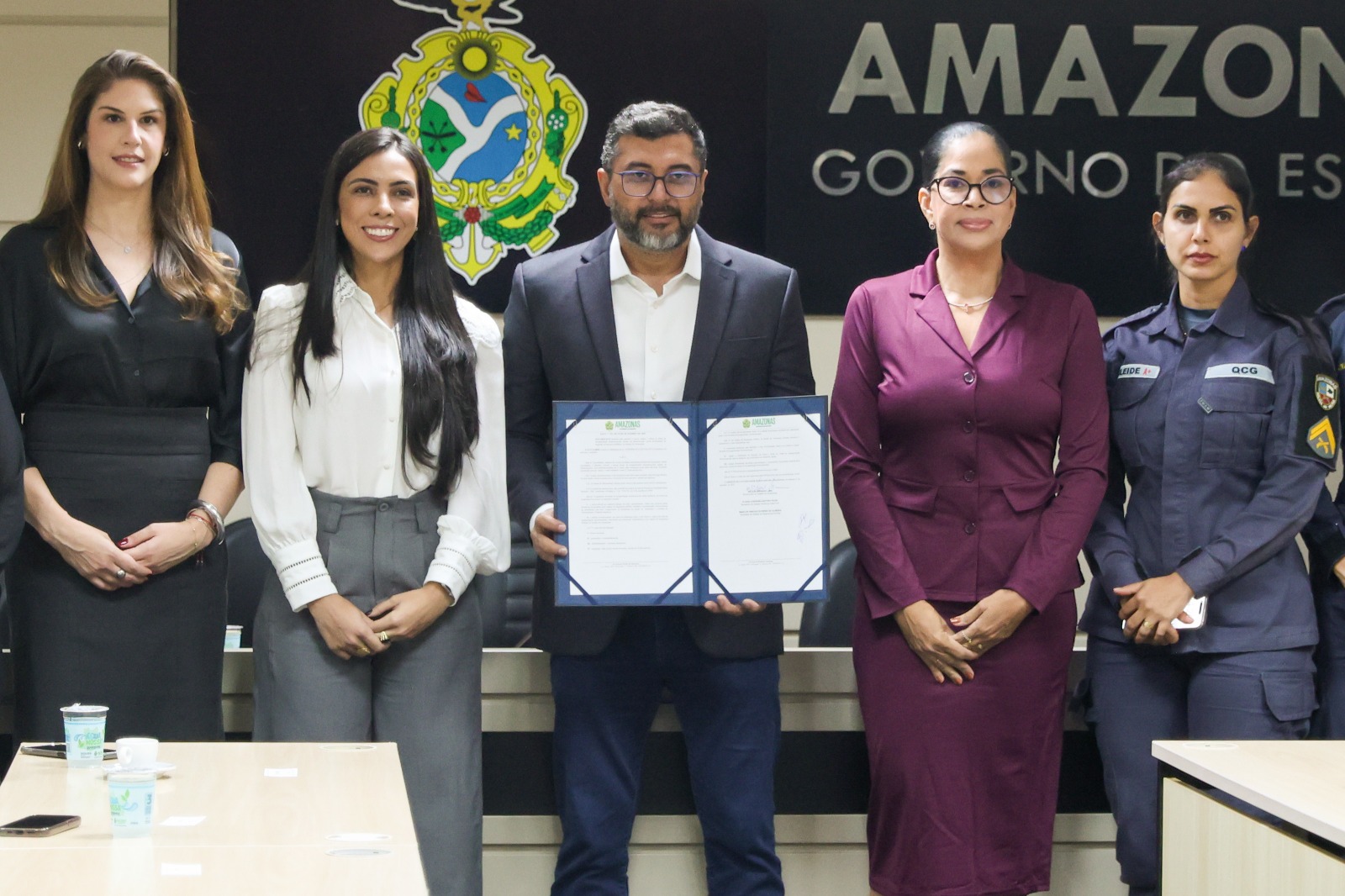 Wilson Lima sanciona lei que autoriza uso de armas de choque por mulheres no Amazonas