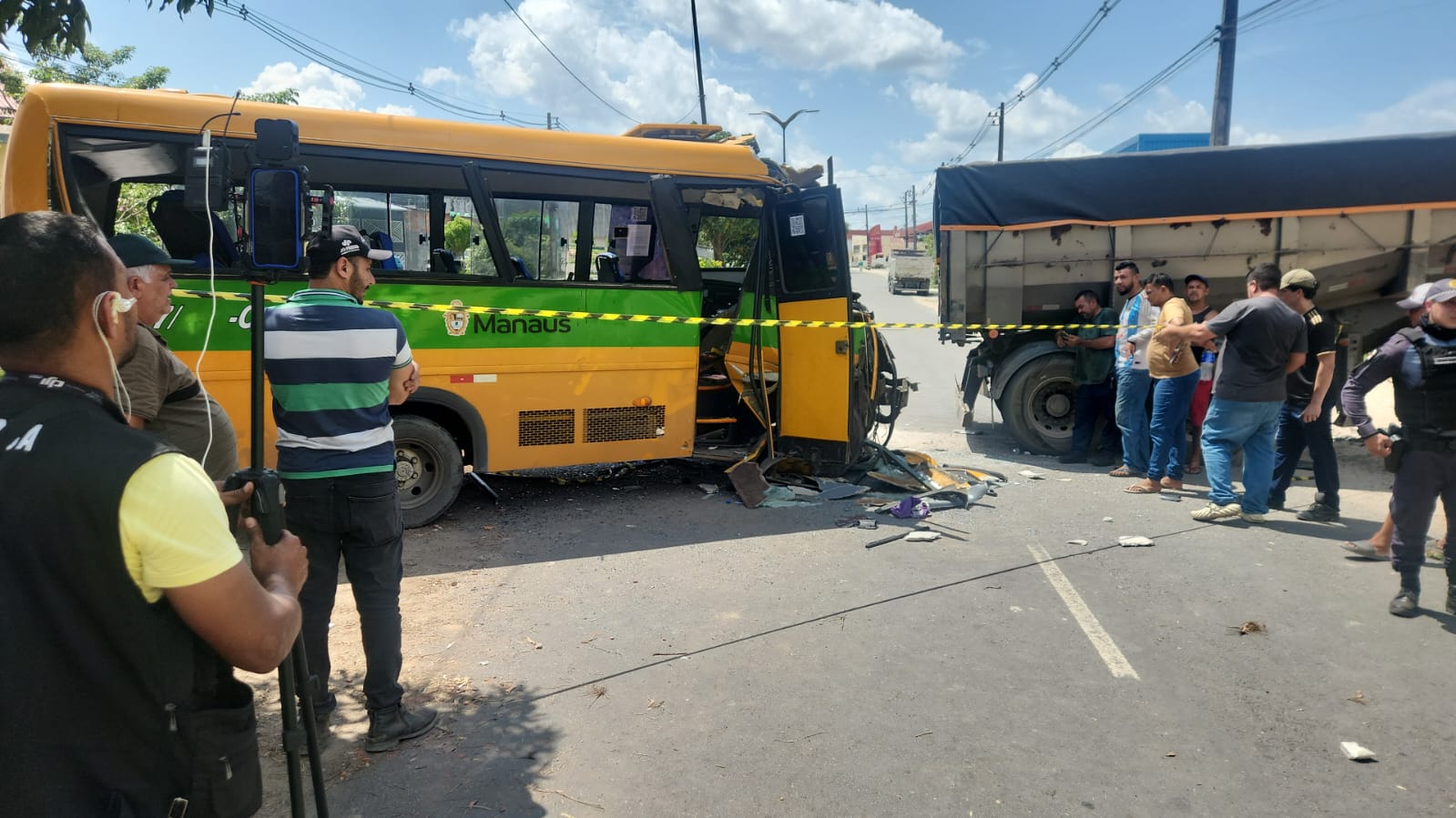 Acidente entre Amarelinho e caçamba deixa 10 vítimas em Manaus, afirma Semsa