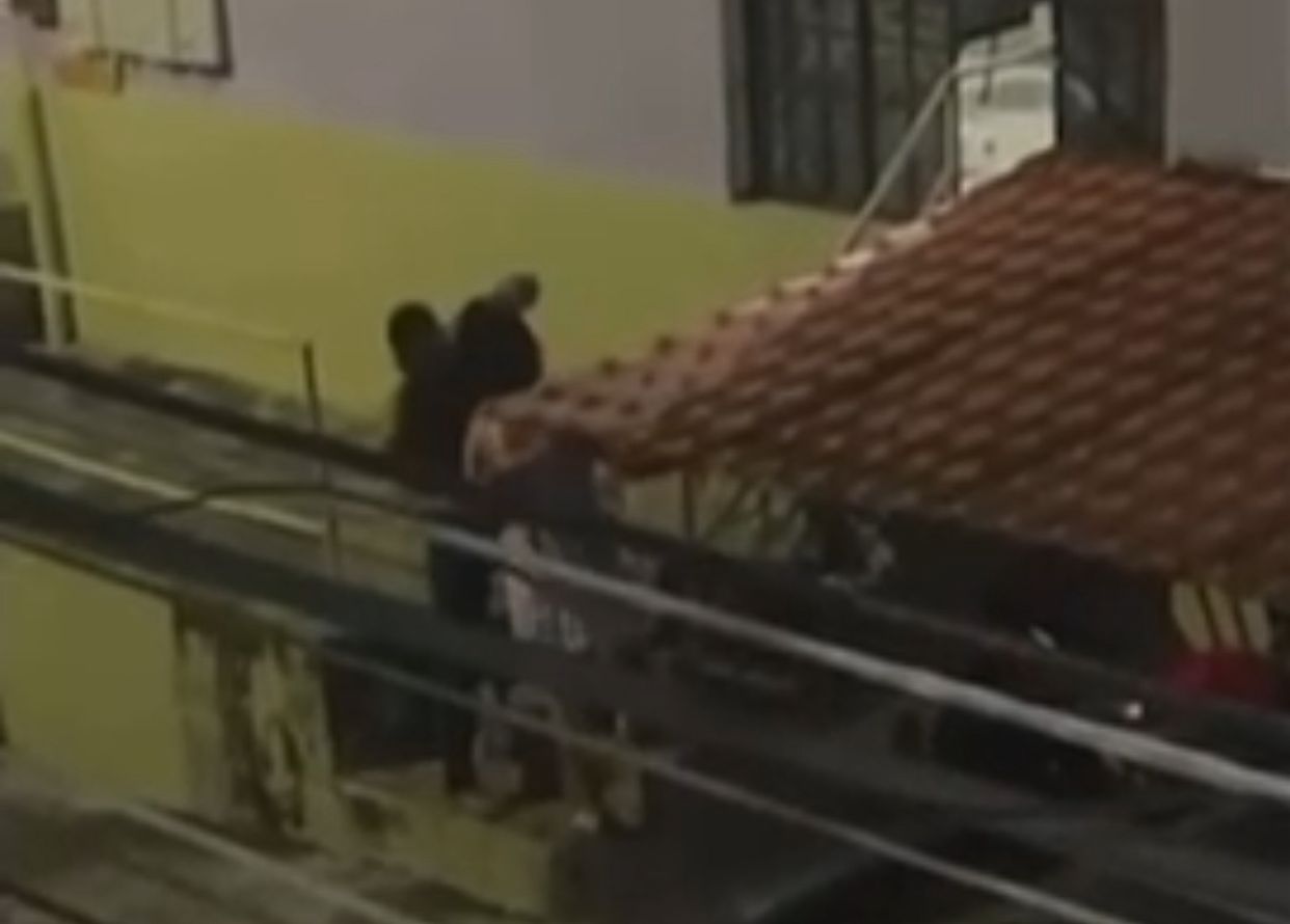 VÍDEO: Homem é preso após agredir mulher com socos e puxões de cabelo em Manaus