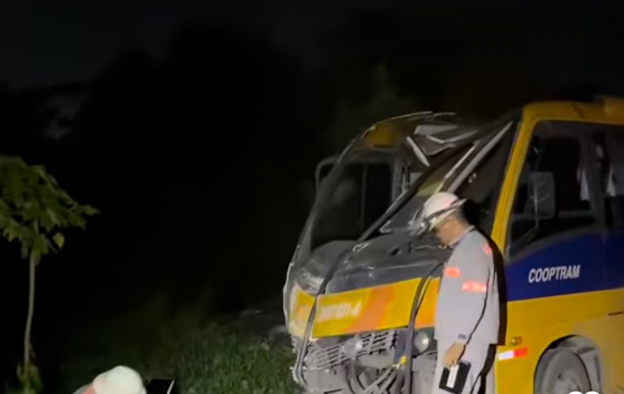 VÍDEO: ‘Amarelinho’ destrói poste, quase cai em barranco e deixa Nova Cidade sem energia