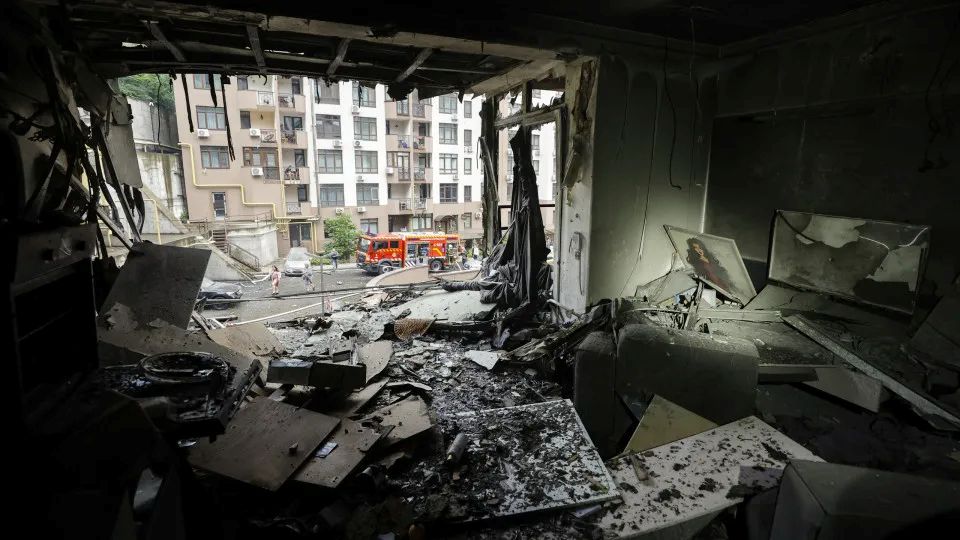 Ataque com 500 drones e 40 mísseis russos matam quatro pessoas em Kiev