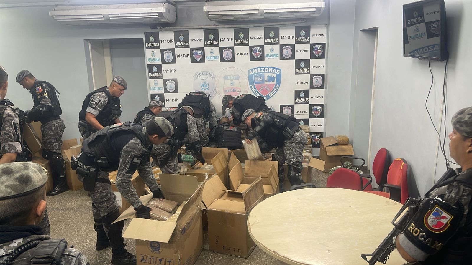 Rocam apreende quase uma tonelada de drogas em Manaus