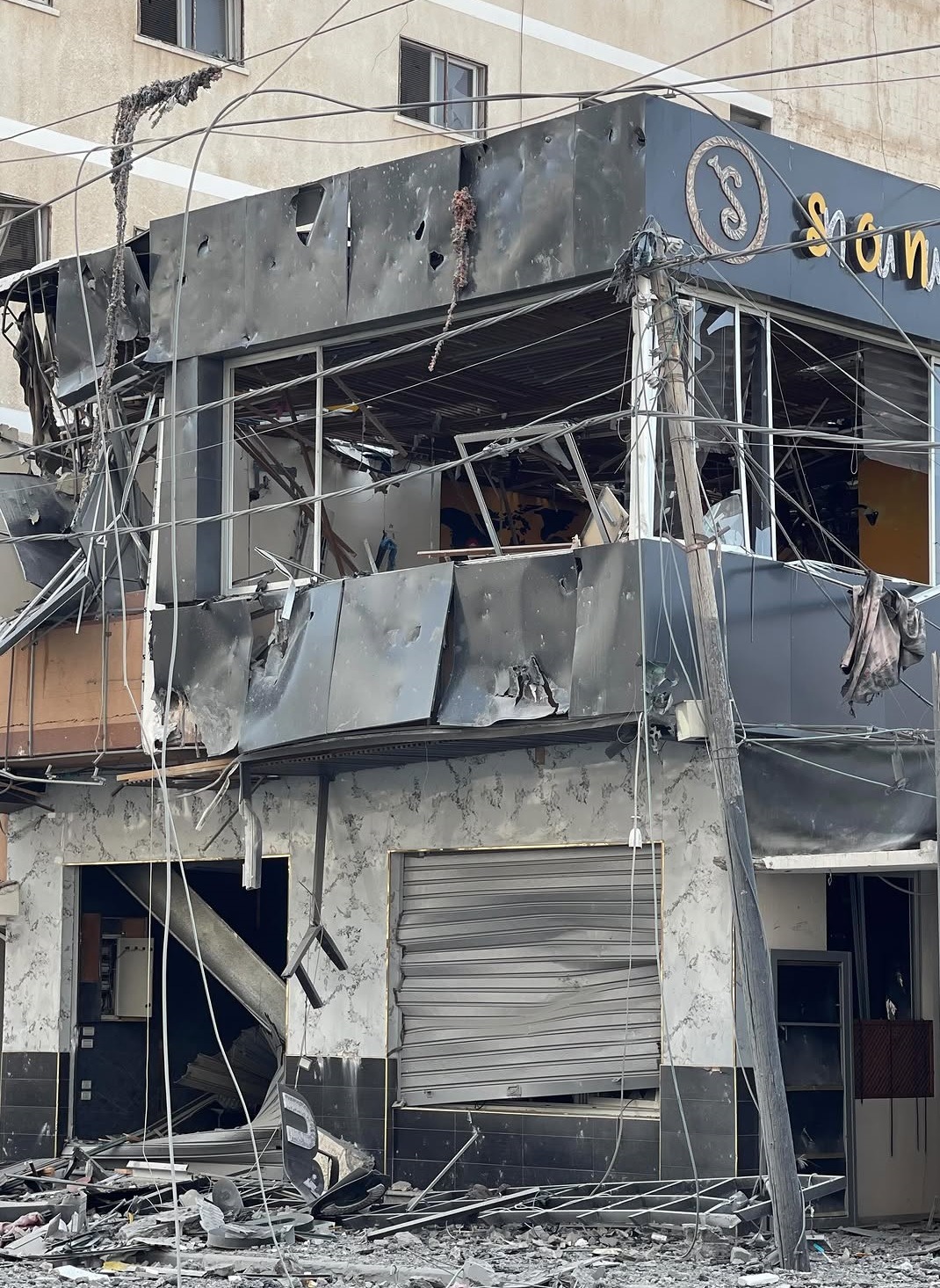 Israel intensifica ofensiva em Gaza com corte de internet e telefone