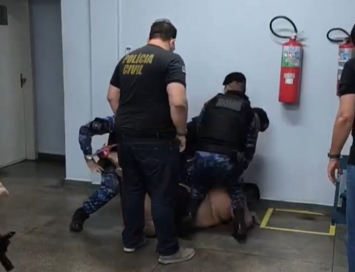 Homem resiste à prisão e tenta fugir de delegacia em Manaus