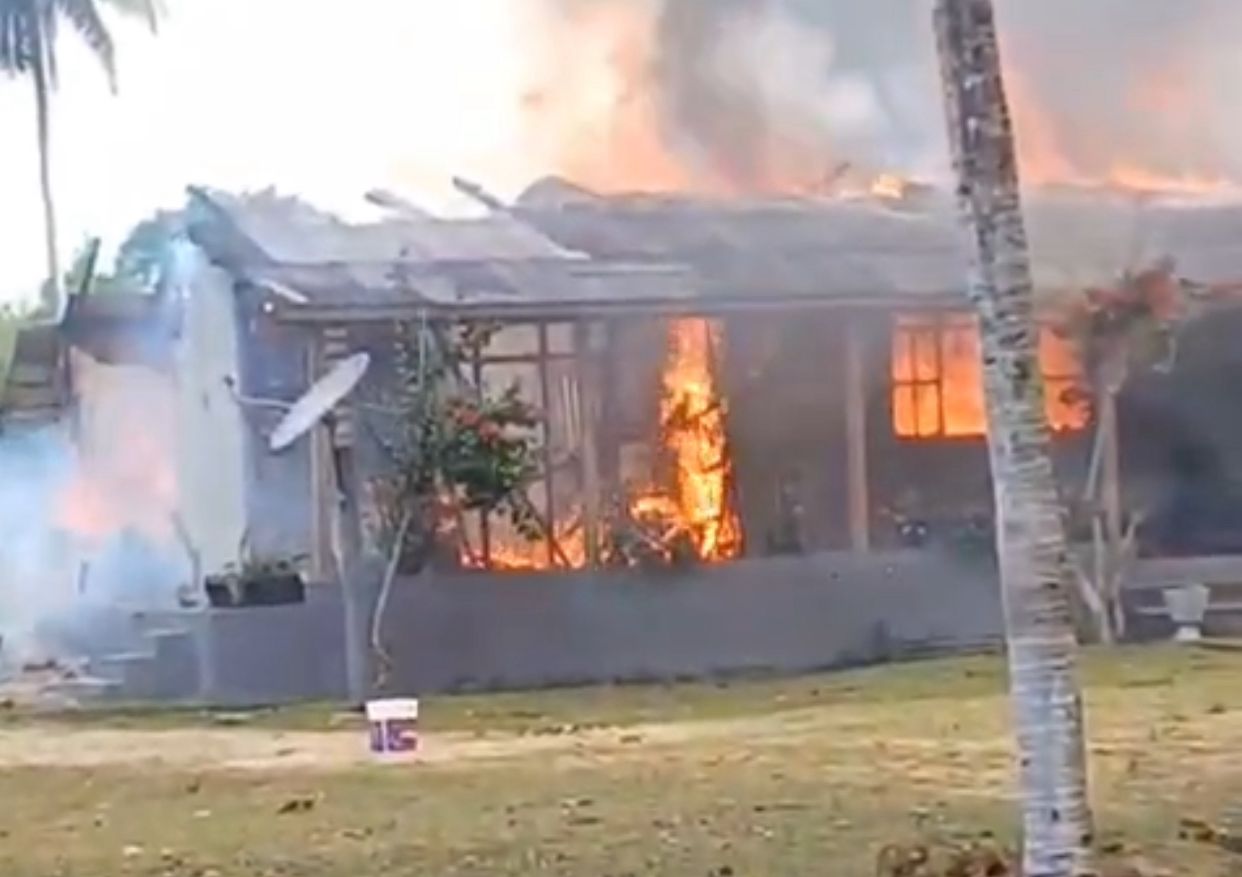 Vídeo mostra incêndio destruindo casa em fazenda de Itacoatiara
