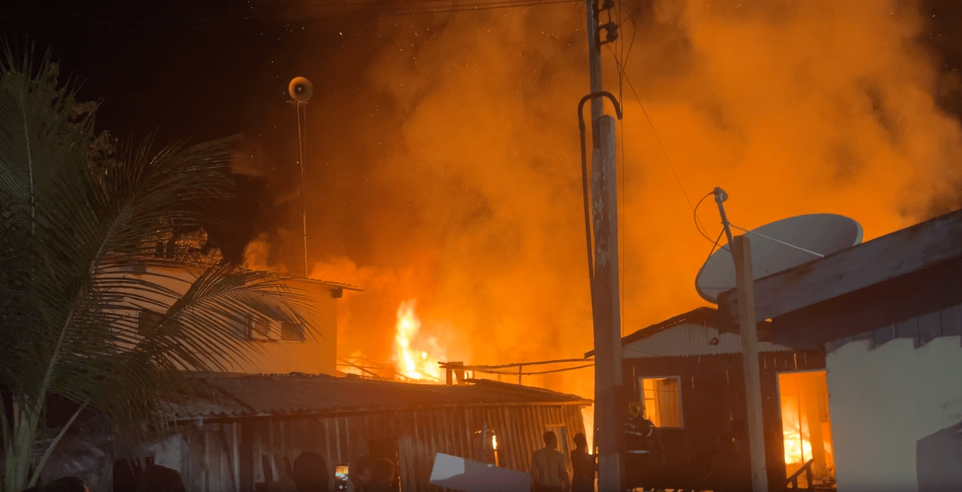 Incêndio em Manacapuru destrói casas e assusta moradores no AM