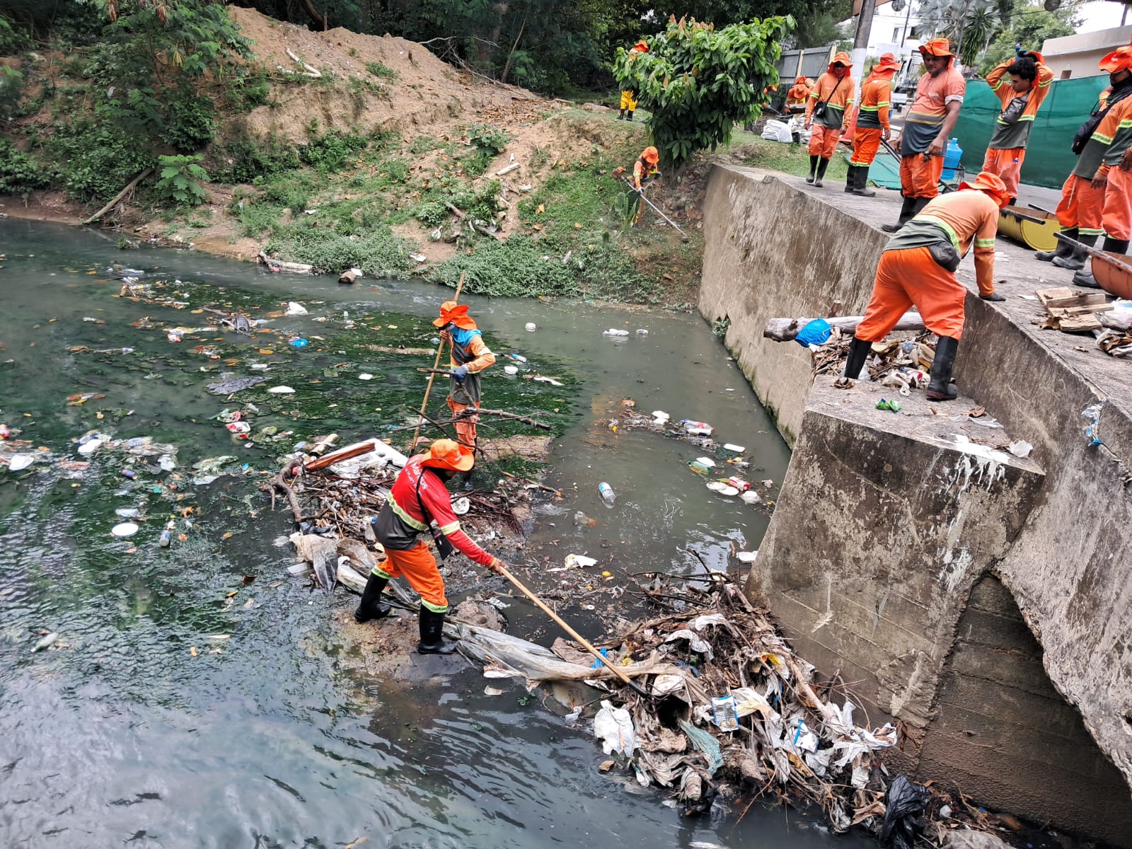 Limpeza de igarapés em Manaus é intensificada com chegada do inverno amazônico