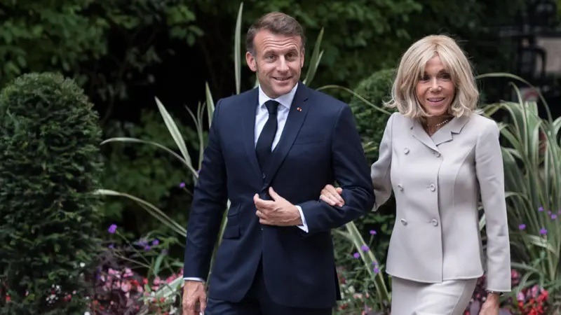 Casal Macron vai apresentar ‘prova científica’ de que primeira-dama da França é mulher