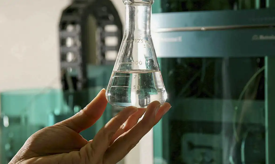 Metanol: Entenda os perigos da intoxicação mesmo em pequenas quantidades