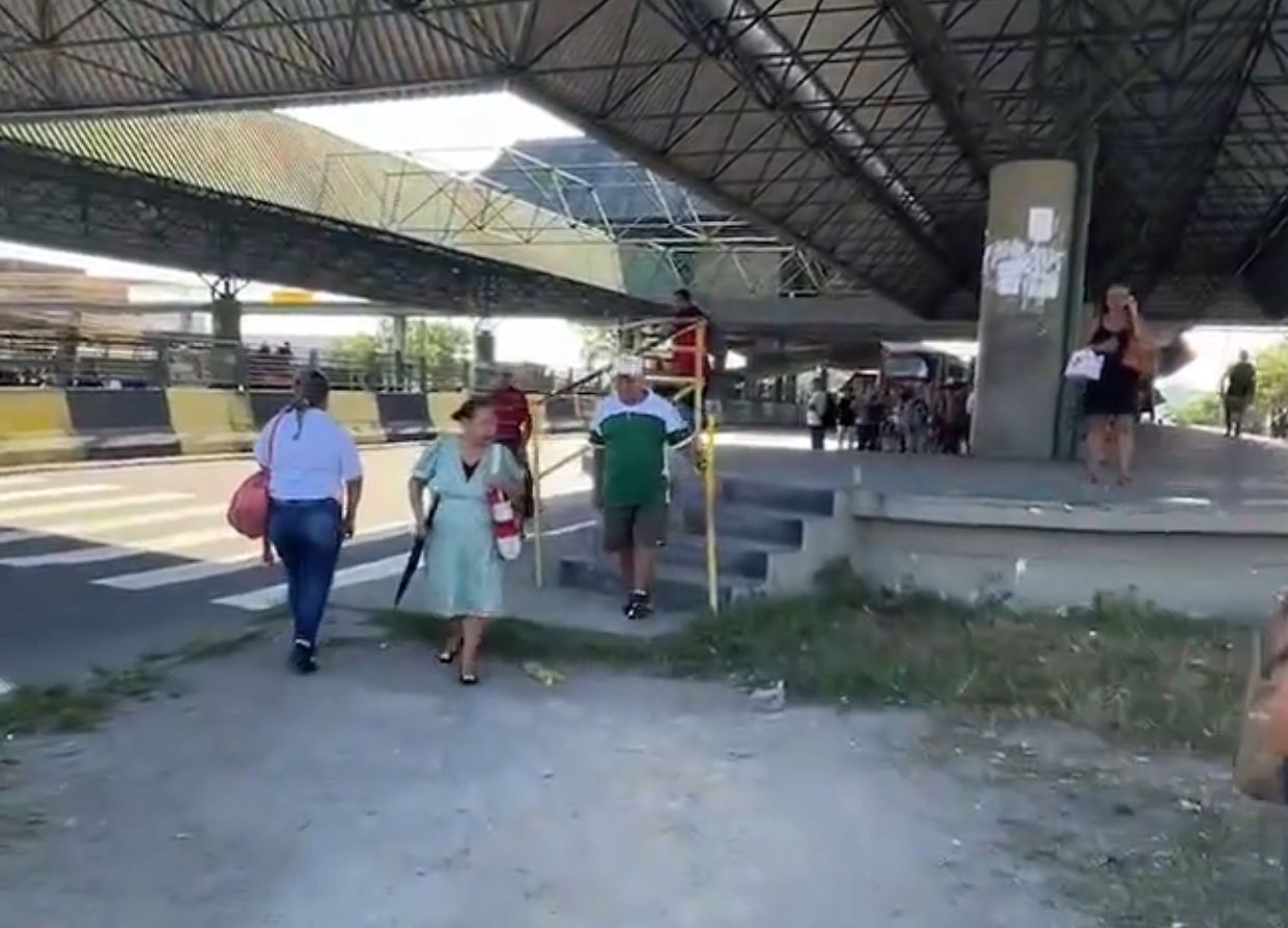 Ônibus são recolhidos para garagens em Manaus; paradas e terminais ficam lotados