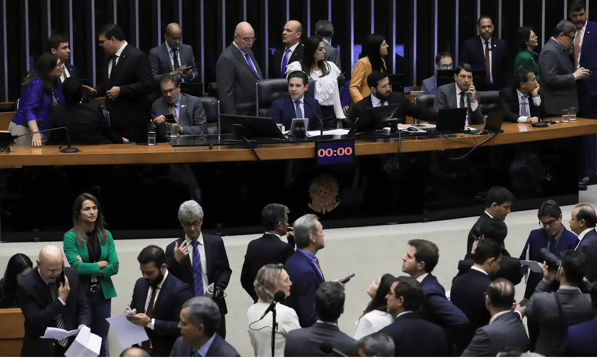 Câmara derruba voto secreto em PEC da Blindagem por falta de quórum