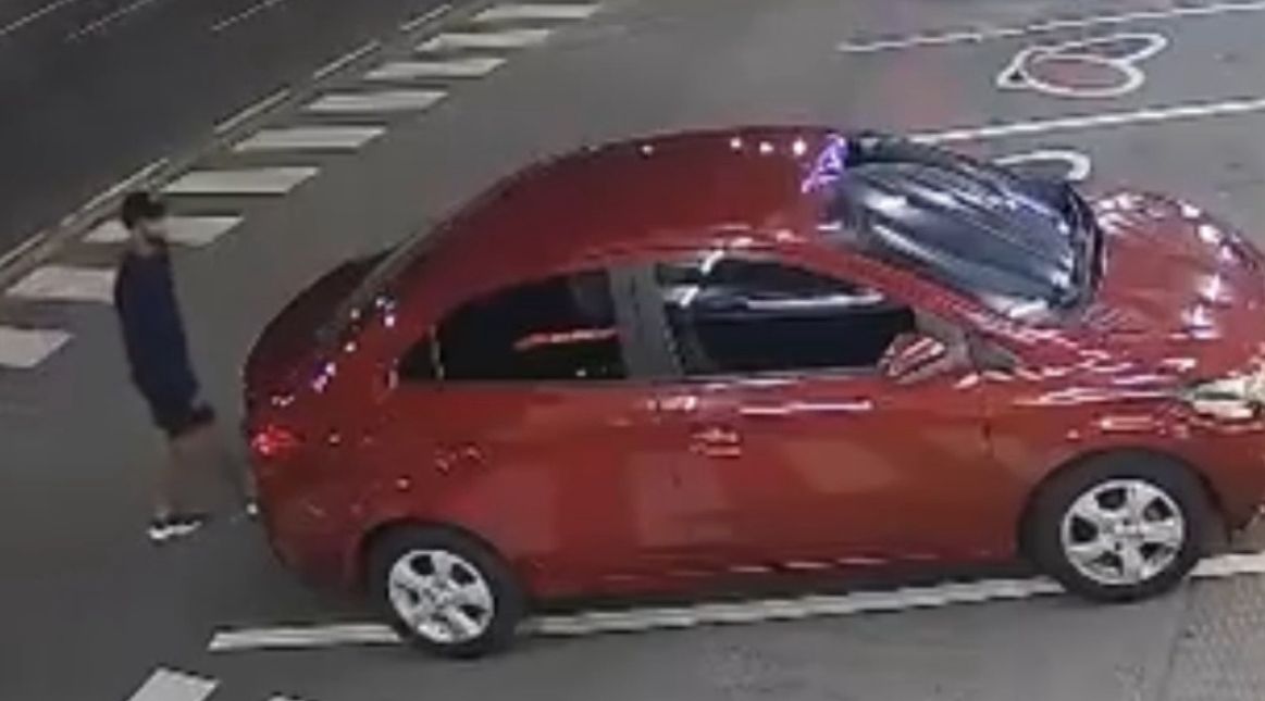 VÍDEO: Homem é procurado por furtar objetos de carro usando “Chapolin” em Manaus