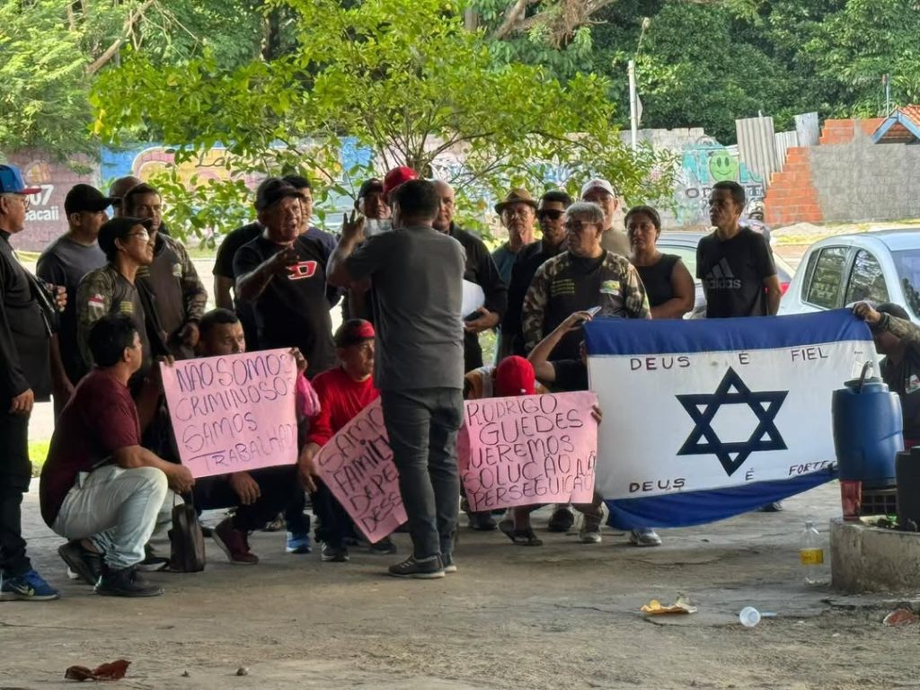 Protesto em frente à CMM