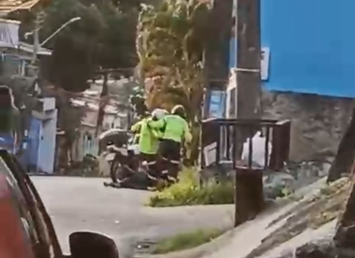 Agentes de trânsito alegam legítima defesa após serem flagrados agredindo suspeito em Manaus