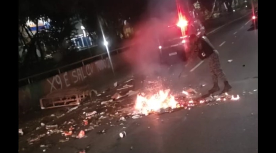 VÍDEO: PM destrói barricadas após cancelar homenagem ao CV em Manaus