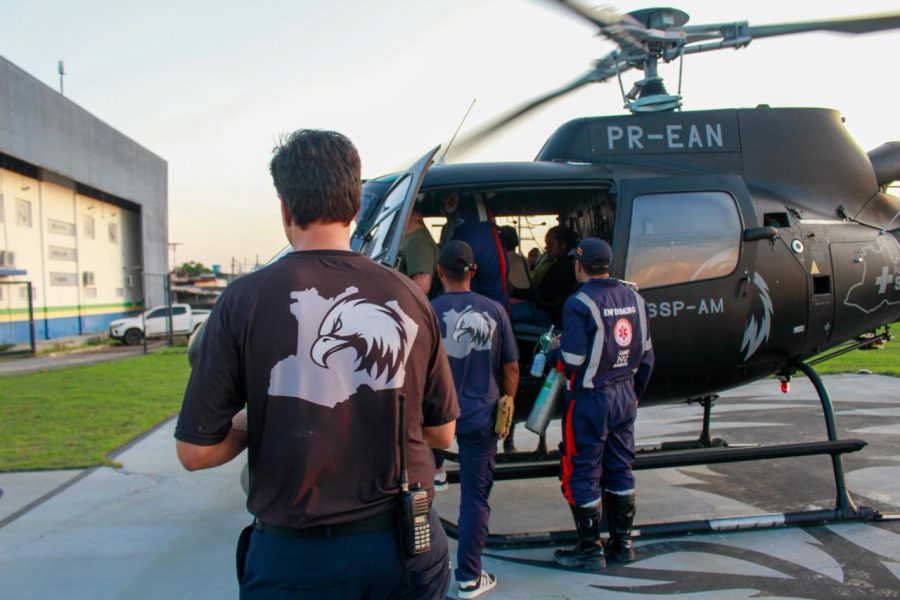 Helicóptero faz resgate de criança e idosa