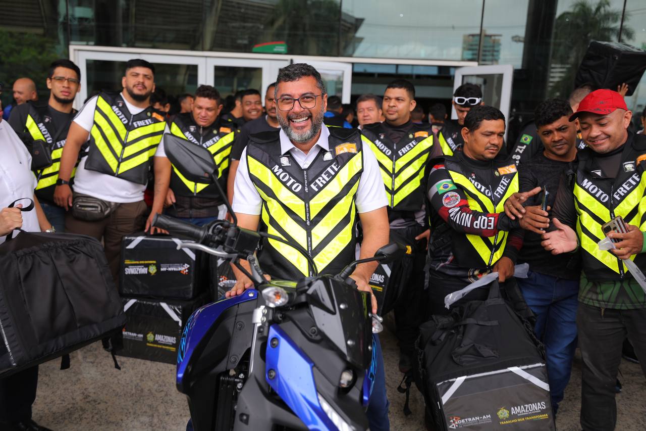 Wilson Lima entrega kits para motofretistas e lança plataforma de cursos de trânsito EaD