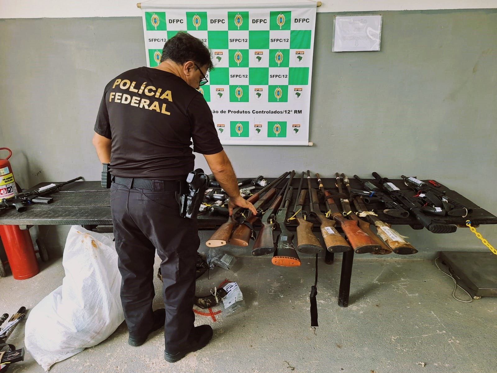 PF destrói armas e munições apreendidas em operações no AM